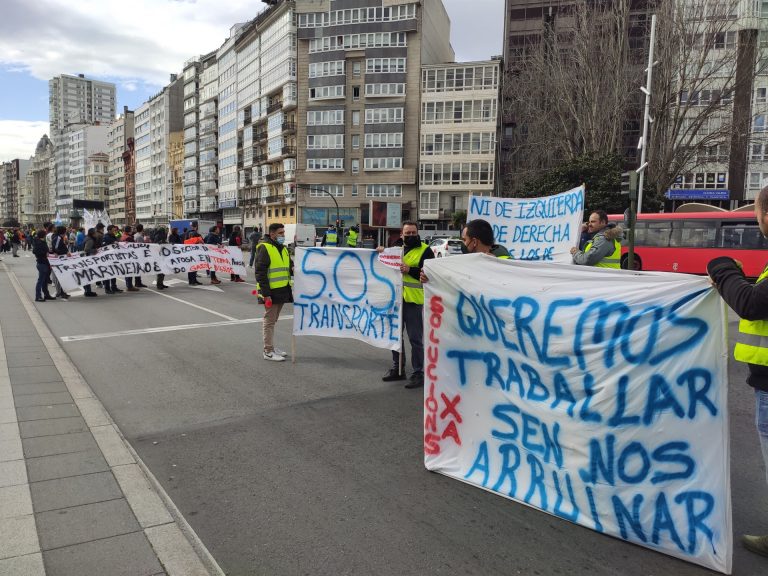 Más de 200 transportistas recorren A Coruña para exigir la «dimisión de todo el Gobierno» por «absentismo y pasotismo»