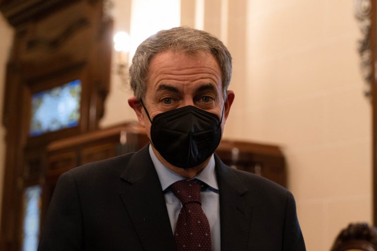 Zapatero ve «poco responsables» las críticas al Gobierno: «El patriotismo se demuestra en la oposición»