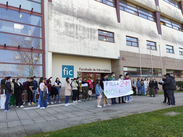 Universitarios en huelga se concentran ante las facultades para manifestar su rechazo a las reformas educativas