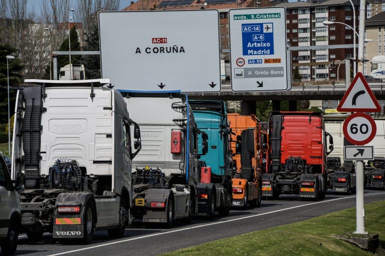 El acuerdo del Gobierno para el transporte mantiene algunas protestas en puntos de Galicia