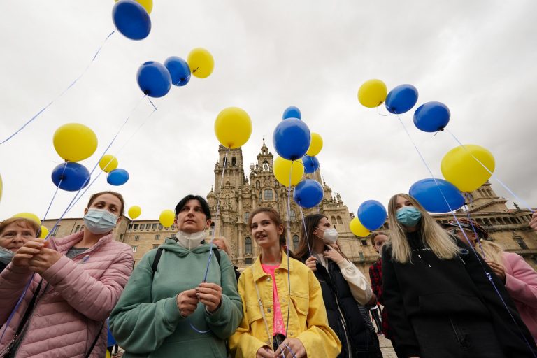 El grupo de la USC que viajó a Polonia y los 50 refugiados que trajo consigo lanzan globos «por la paz en Ucrania»