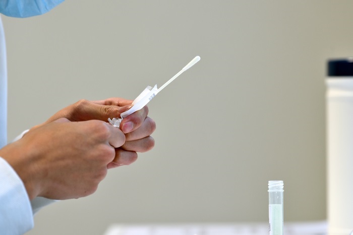 Los urgenciólogos consideran que deben ser los sanitarios quienes decidan a quién hacer una PCR