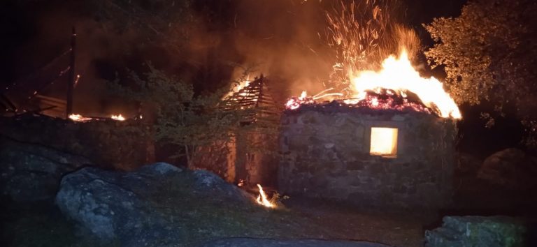 Incendian tres pallozas en Ribeira en una «acción vandálica»