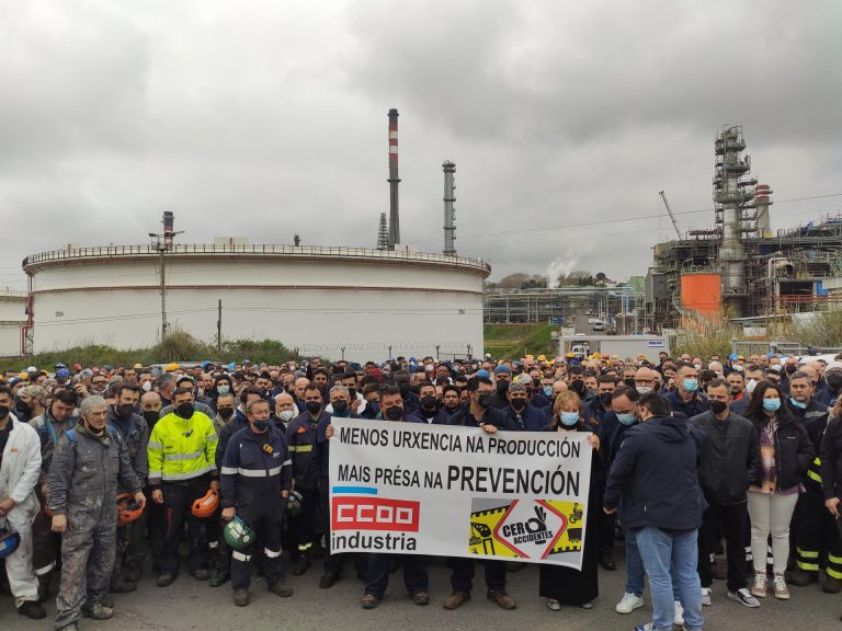Trabajadores se concentran ante la refinería de A Coruña en solidaridad con la familia del operario fallecido