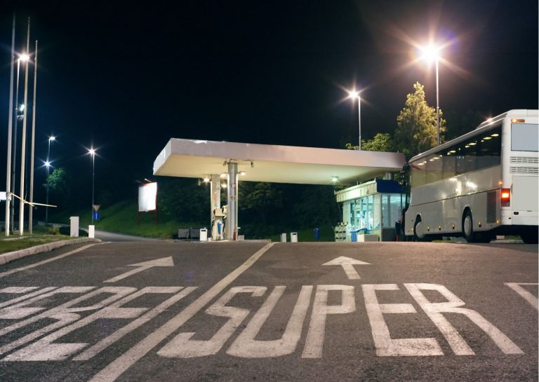 El Gobierno aprueba la bonificación de 20 céntimos al combustible y las medidas pactadas con transportistas