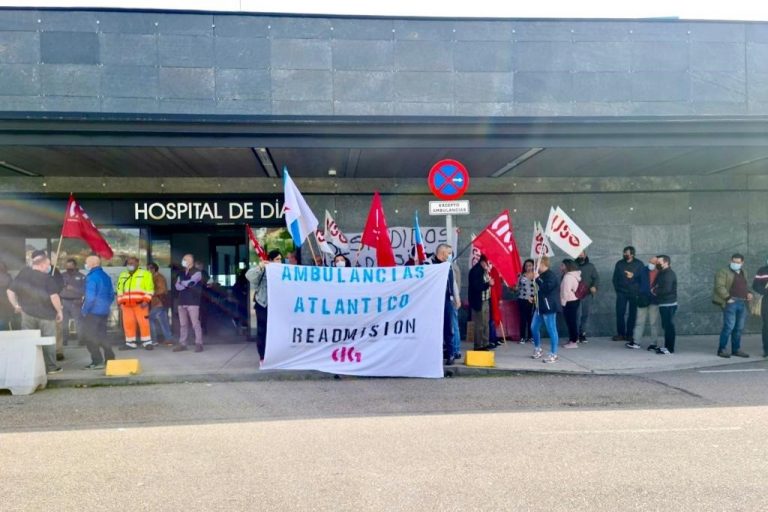 Unos 50 trabajadores protestan en Vigo por los «incumplimientos» de Ambulancias do Atlántico