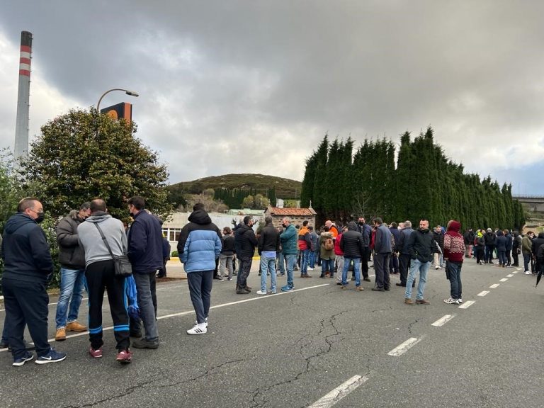 Nueva jornada de protestas a las puertas de la refinería de A Coruña tras la muerte de un trabajador