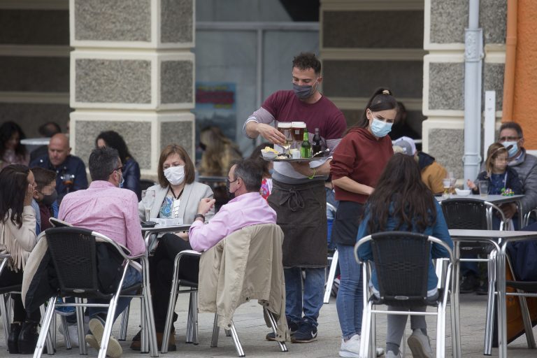 Los casos activos siguen en descenso en Galicia tras otros 960 contagios y los hospitalizados bajan a 462