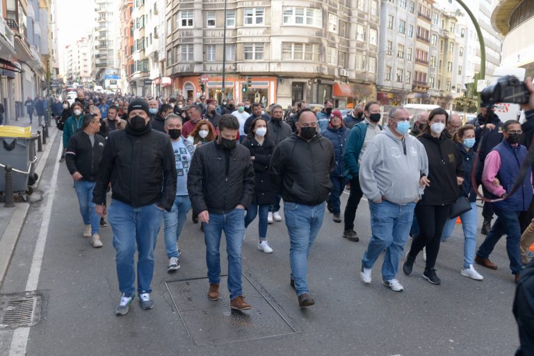 Los trabajadores de las auxiliares de la refinería de A Coruña retomarán la actividad el lunes