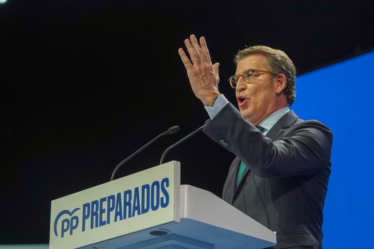 Feijóo exhorta a Sánchez a cumplir con la bajada de impuestos mientras repele poner fecha a su salida de Galicia