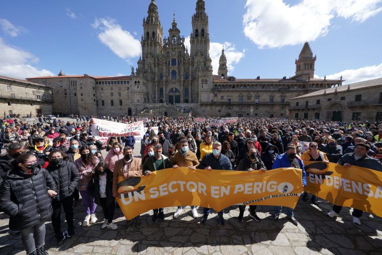 Masiva manifestación del sector bateeiro para urgir a la Xunta a ampliar «ya» las zonas de recogida de mejilla