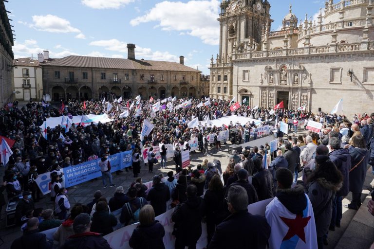 Multitudinaria manifestación contra el alza de los precios convocada por el BNG: «Galiza non atura a suba da factura»