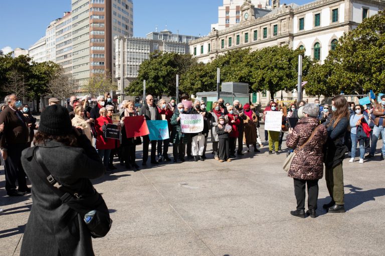 Centenares de personas se concentran en A Coruña por el «aberrante» trato de la banca y las comisiones «abusivas»