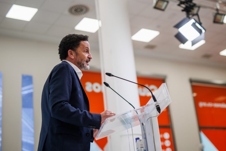 Ciudadanos tiende la mano a acuerdos con Feijóo, que ve como la vuelta del «PP de Rajoy»