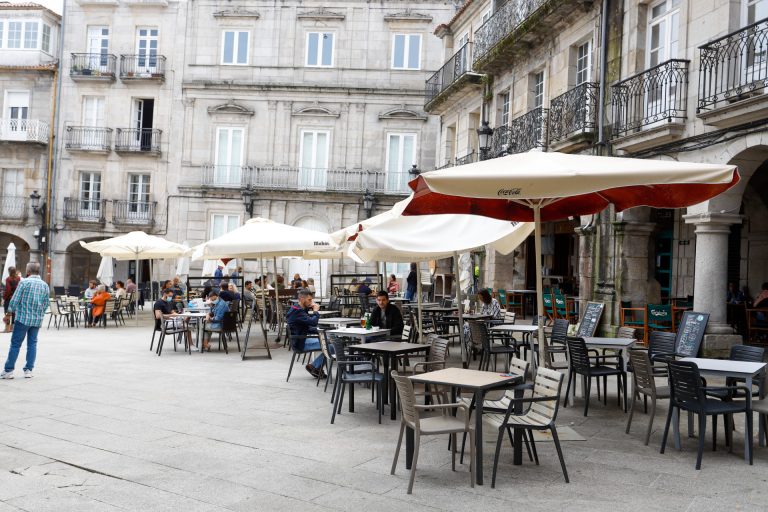 La hostelería de Galicia quedará sin restricciones este sábado al retirar la Xunta la limitación de comensales