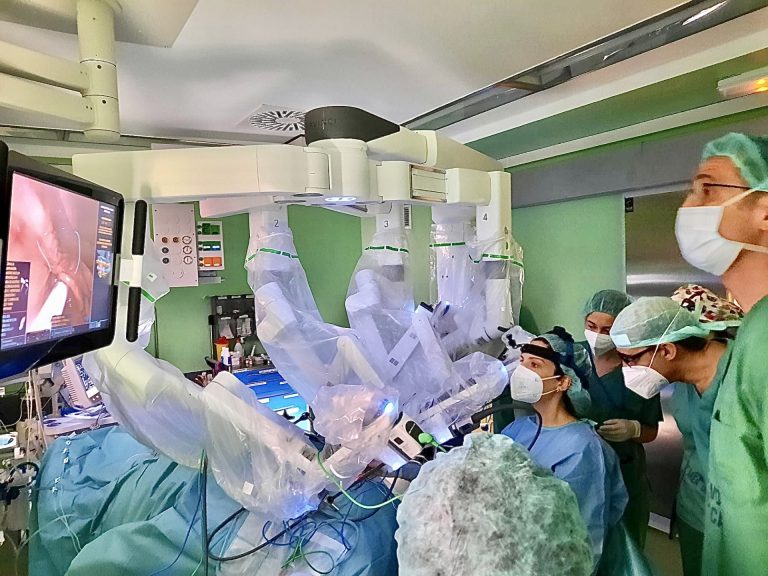 Otorrinos de Pontevedra operan por primera vez con el robot quirúrgico Da Vinci