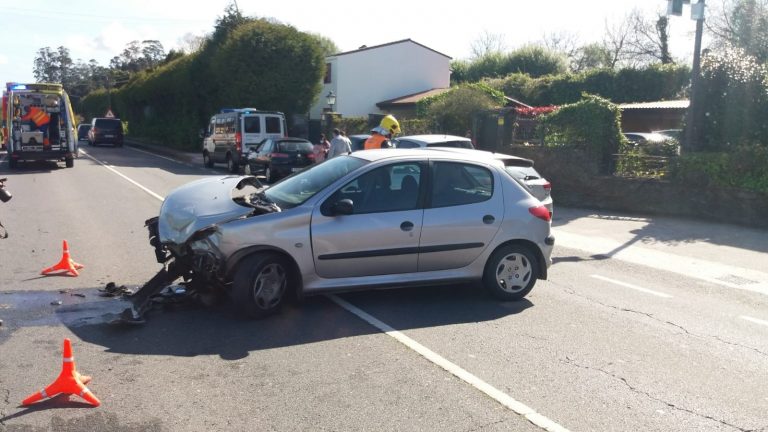 Herido un motorista en una colisión con un coche que invadió el carril contrario en Bergondo (A Coruña)