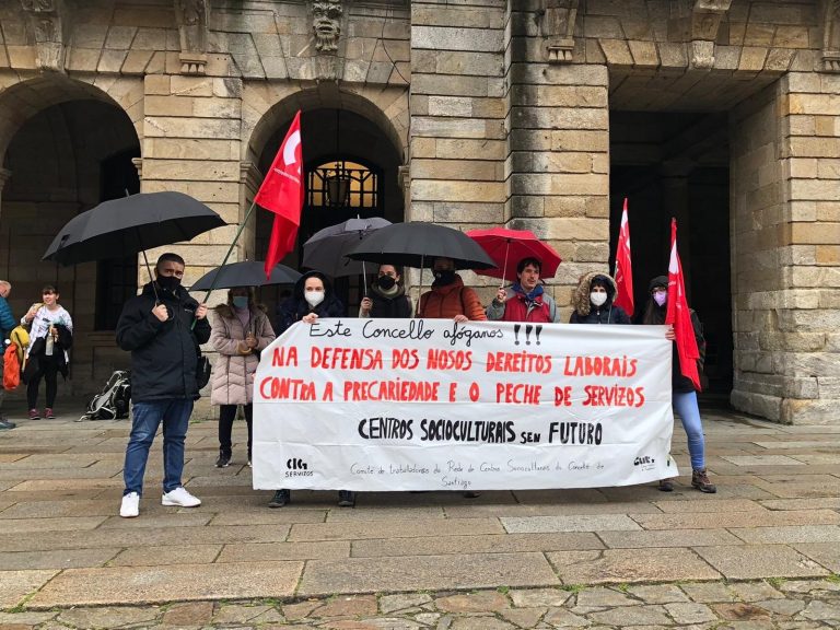 Los servicios socioculturales protestan en Santiago y plantean convocar una huelga para después de Semana Santa