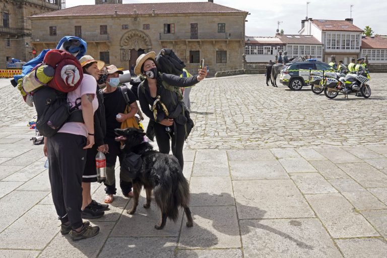 El Camino de Santiago despega en Semana Santa con lleno total: «Este mes llevamos ya más de 7.000 compostelas»