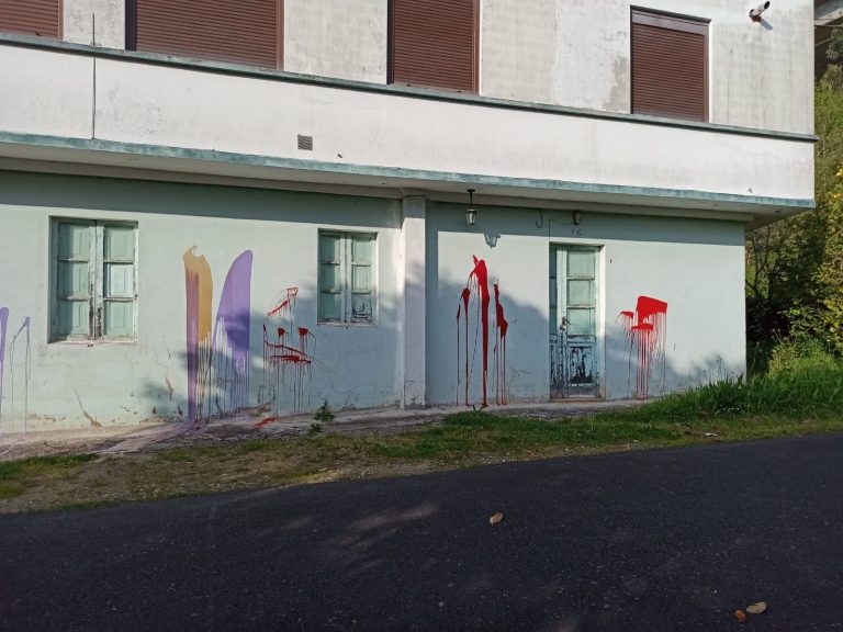 Realizan pintadas en la casa de un concejal del PSOE de Fene