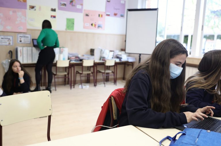 La Xunta recomienda el uso general de mascarilla en los colegios y recuerda que es obligatoria en el transporte