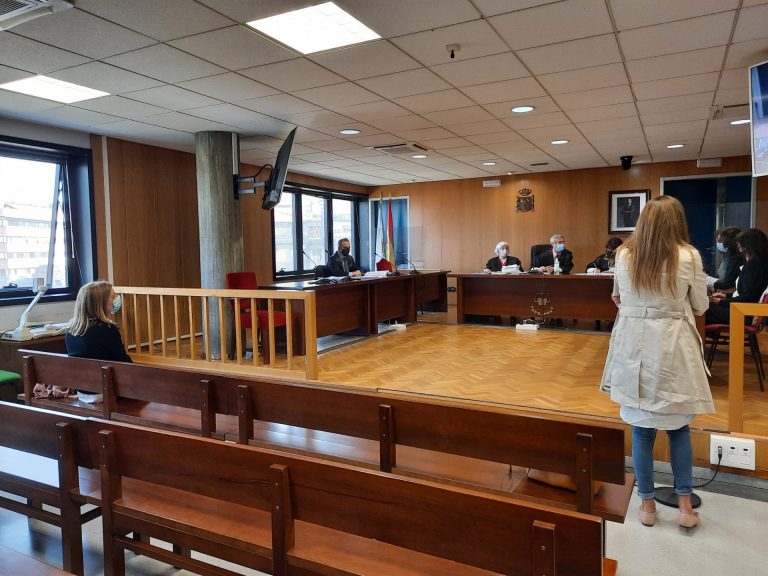 Tribunales.-La empleada del Sergas acusada de acceder al historial clínico de su hija: «Lo veía cuando me lo solicitaba»