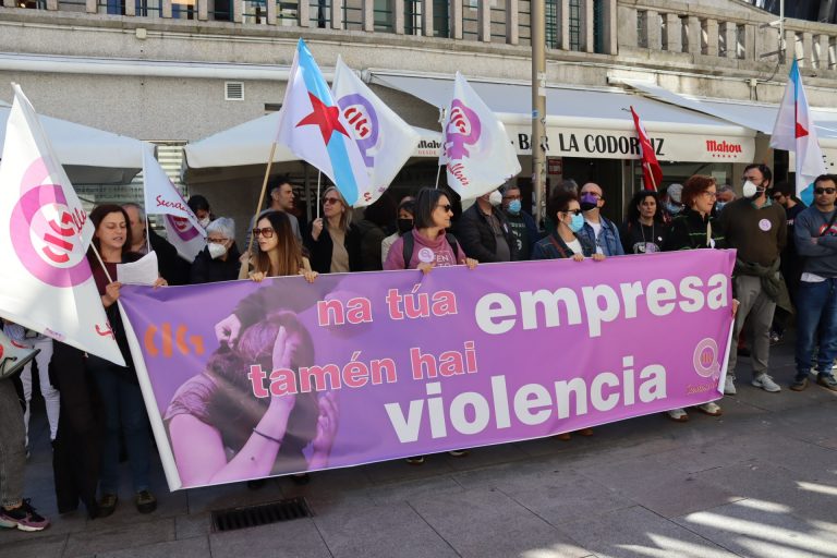 Decenas de personas se concentran delante del SMAC de Vigo en apoyo a la trabajadora acosada tras quedarse embarazada