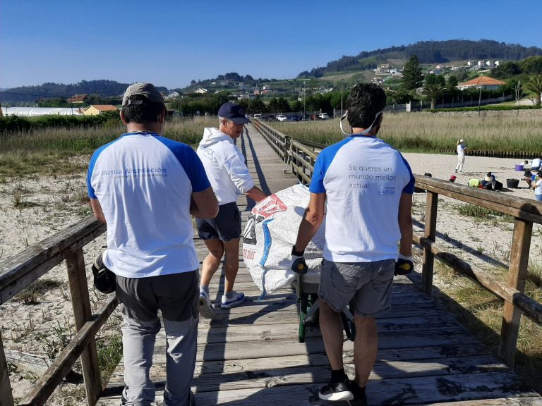 Voluntariado retira casi 80 kilos de basura marina de la playa de Barrañán