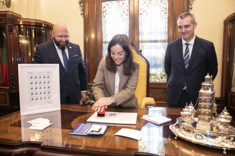 El Ayuntamiento de A Coruña promueve la creación del primer sello de correos en homenaje a María Casares