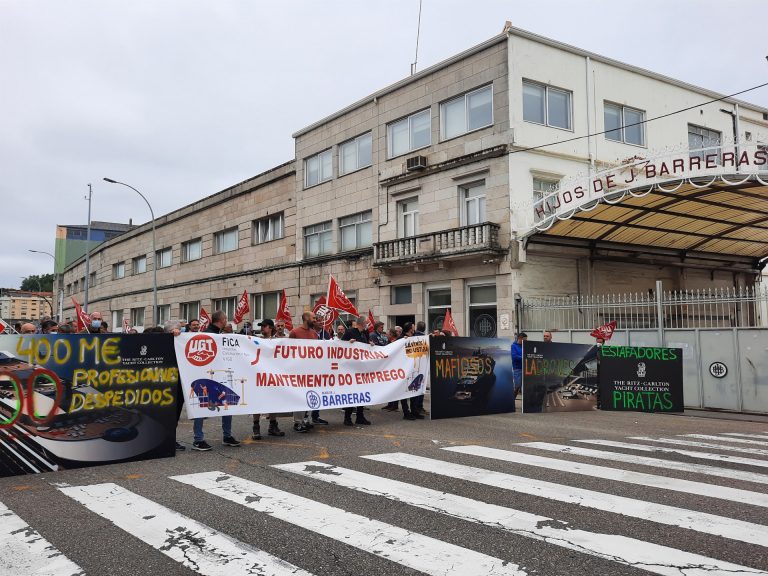 Decenas de trabajadores de Barreras protestan a las puertas del astillero tras autorizarse la venta a Armón