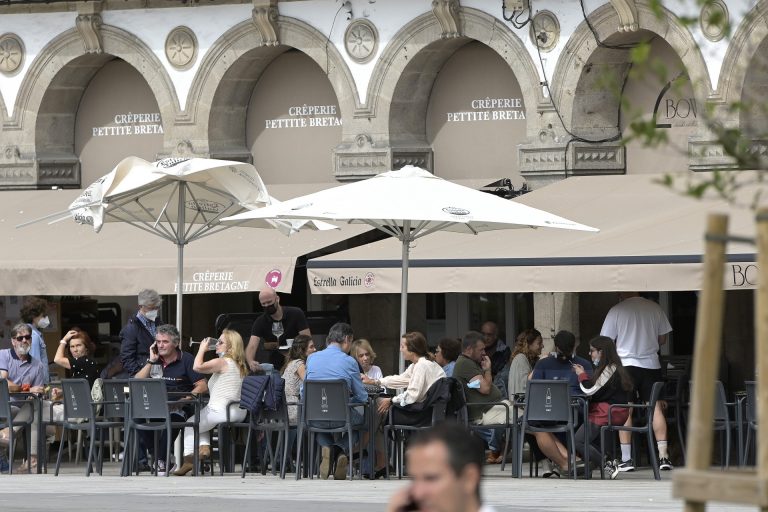 Los casos activos de Covid siguen en ascenso en Galicia tras 1.258 contagios mientras bajan a 707 los ingresados