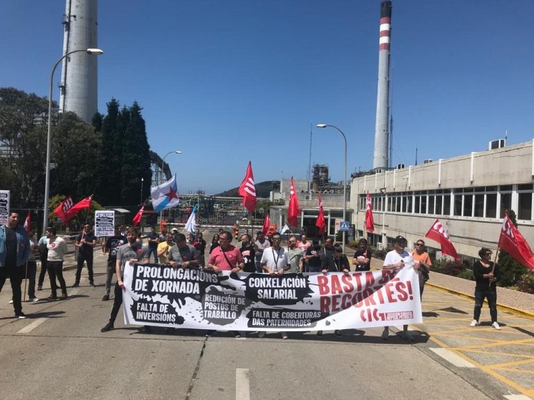 Representantes de la CIG se movilizan ante la refinería de A Coruña para exigir personal y contra los «recortes»
