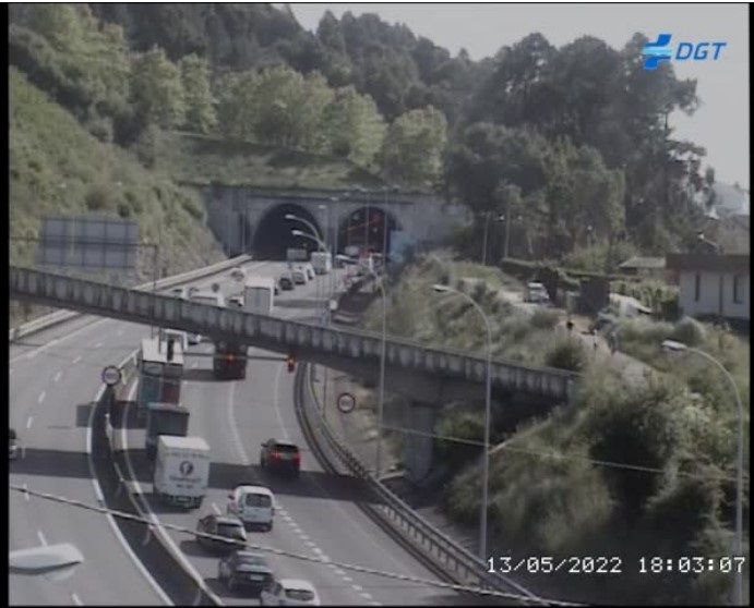 Un accidente con 3 coches implicados causa retenciones en la AP-9 a la entrada del túnel de A Madroa en Vigo