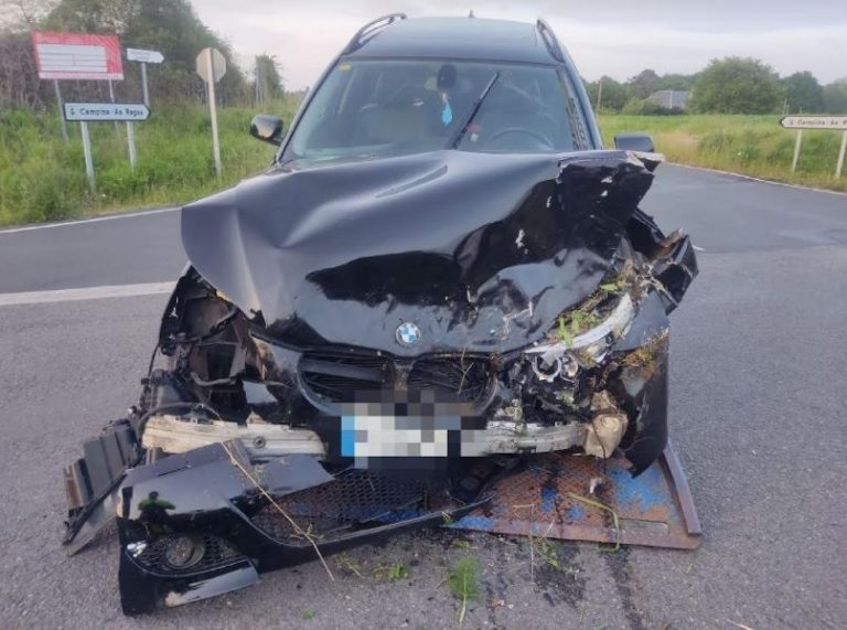 Herido el conductor de un coche con «signos de embriaguez» tras salirse de la vía y chocar con una piedra grande en Lugo