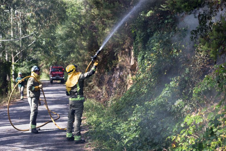 Casi un millar de trabajadores se reincorporan este miércoles al servicio contra incendios de la Xunta