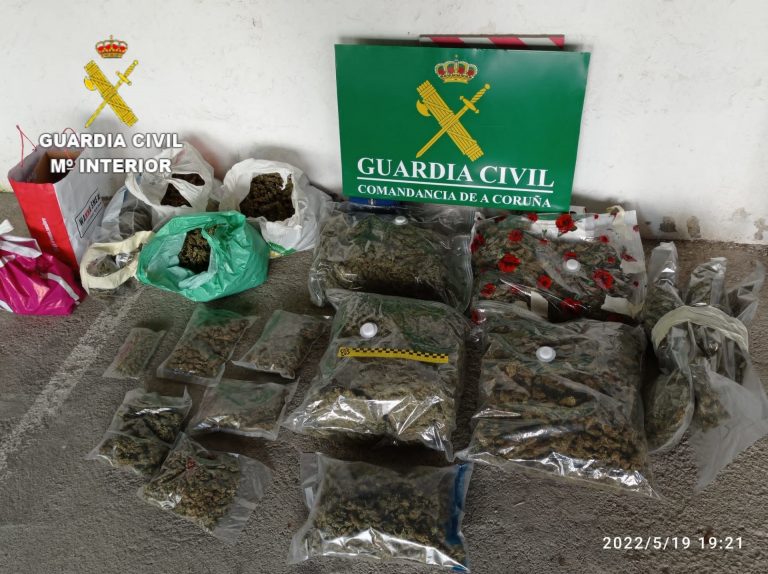 La Guardia Civil interviene 10 kilos de cogollos de marihuana al acudir por el incendio de una vivienda en Rianxo