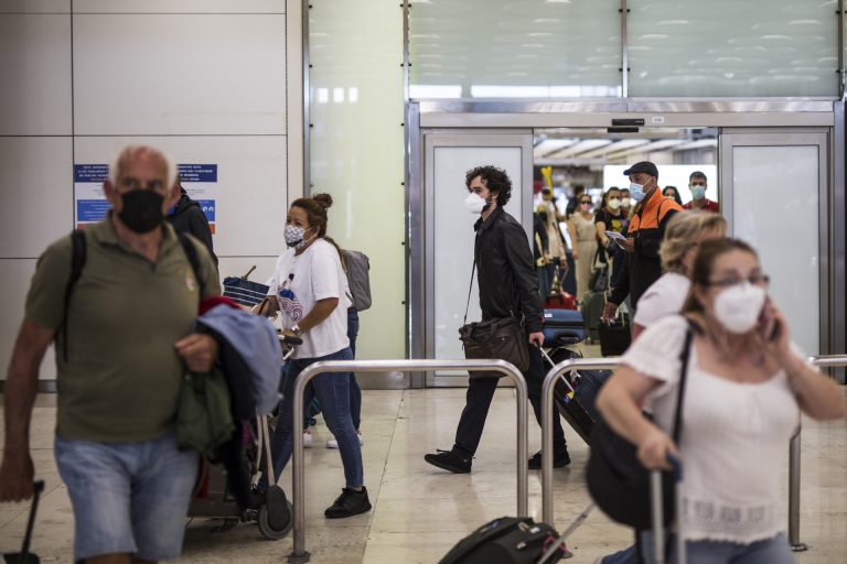 Los viajeros extracomunitarios pueden entrar en España con un test negativo desde este sábado