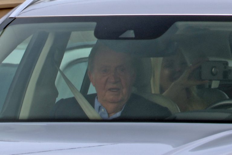 Juan Carlos I, a la salida de la casa de Pedro Campos en Sanxenxo: «Me encuentro muy bien»