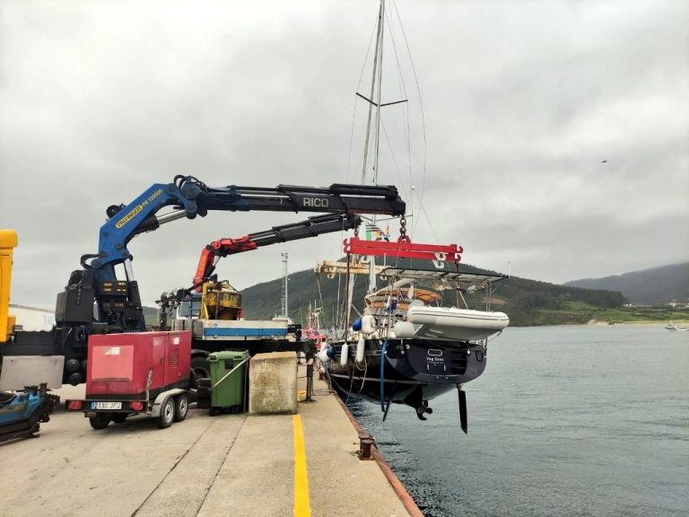 Rescatan a tres personas de un velero sin gobierno y con vía de agua cerca de la playa de Morouzos, en Ortigueira