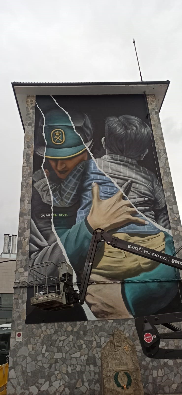 Diego As, autor del mejor grafiti del mundo, a punto de concluir un mural en la comandancia de la Guardia Civil de Lugo