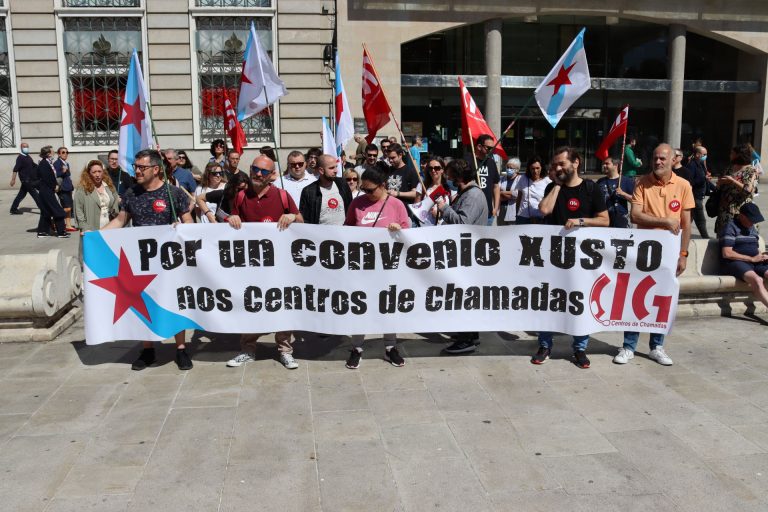 Trabajadores de centros de llamadas se concentran para pedir un «convenio digno» en su tercer día de huelga