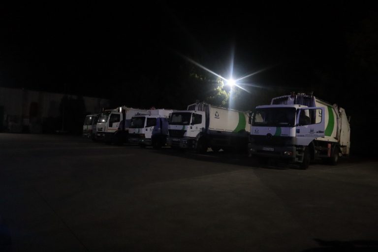 El comité de Urbaser condena el sabotaje de camiones de basura en Santiago y pide que se le «desvincule» de los hechos