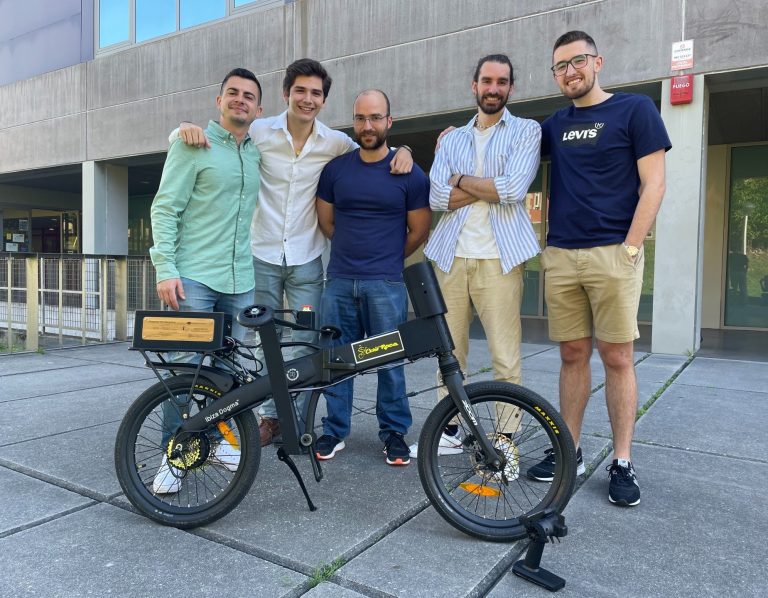 Alumnos de la Escola Politécnica de Enxeñaría de Ferrol diseñan un prototipo de bicicleta manejada por radiocontrol