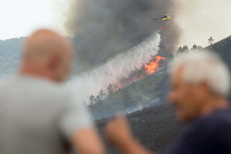Activo un incendio en Ribadavia que afecta ya a 20 hectáreas