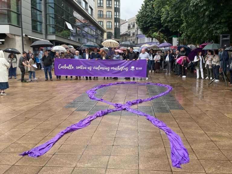 Cientos de personas se concentran en Carballo en solidaridad con la mujer agredida brutalmente por su marido