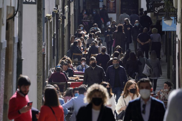 Descienden los ingresados y los casos activos por Covid en Galicia, mientras aumentan los nuevos positivos