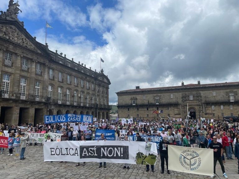 Miles de personas reclaman en Santiago una «alternativa energética» a los eólicos: «Renovables sí, pero no así»