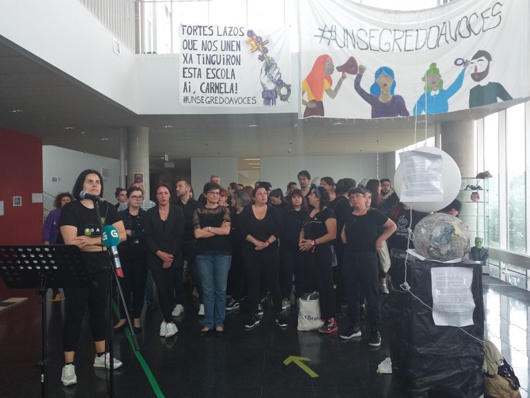Concentración de apoyo a las denunciantes de acoso en la ESAD de Vigo, al volver los profesores tras archivarse la causa