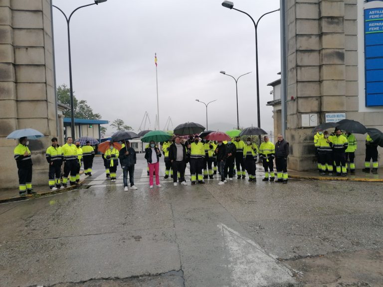 Concentración de trabajadores de Eulen en Navantia Ferrol para denunciar el incumplimiento del contrato y convenio
