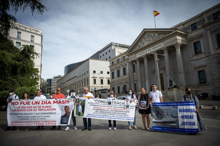 Familiares del Pitanxo se concentran frente al Congreso y reclaman a Sánchez una reunión para abordar la bajada al pecio